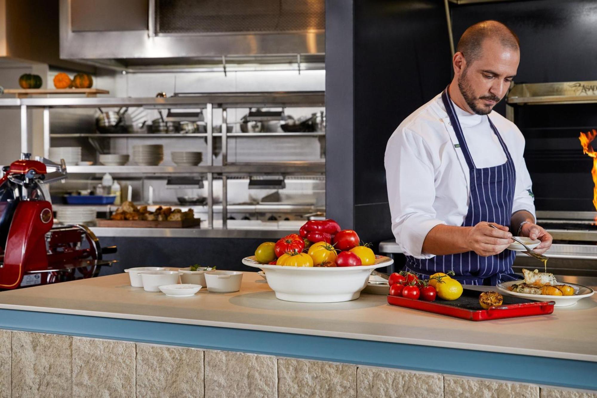 The Westin Brisbane Hotel Ngoại thất bức ảnh A chef preparing food